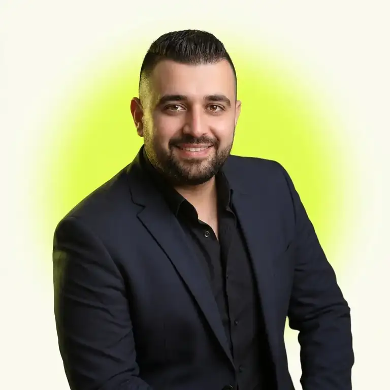 علي هيثم يوسف، مهندس برمجيات سوريّ، مصوّر تحت ضوء أستوديو شارتروز.