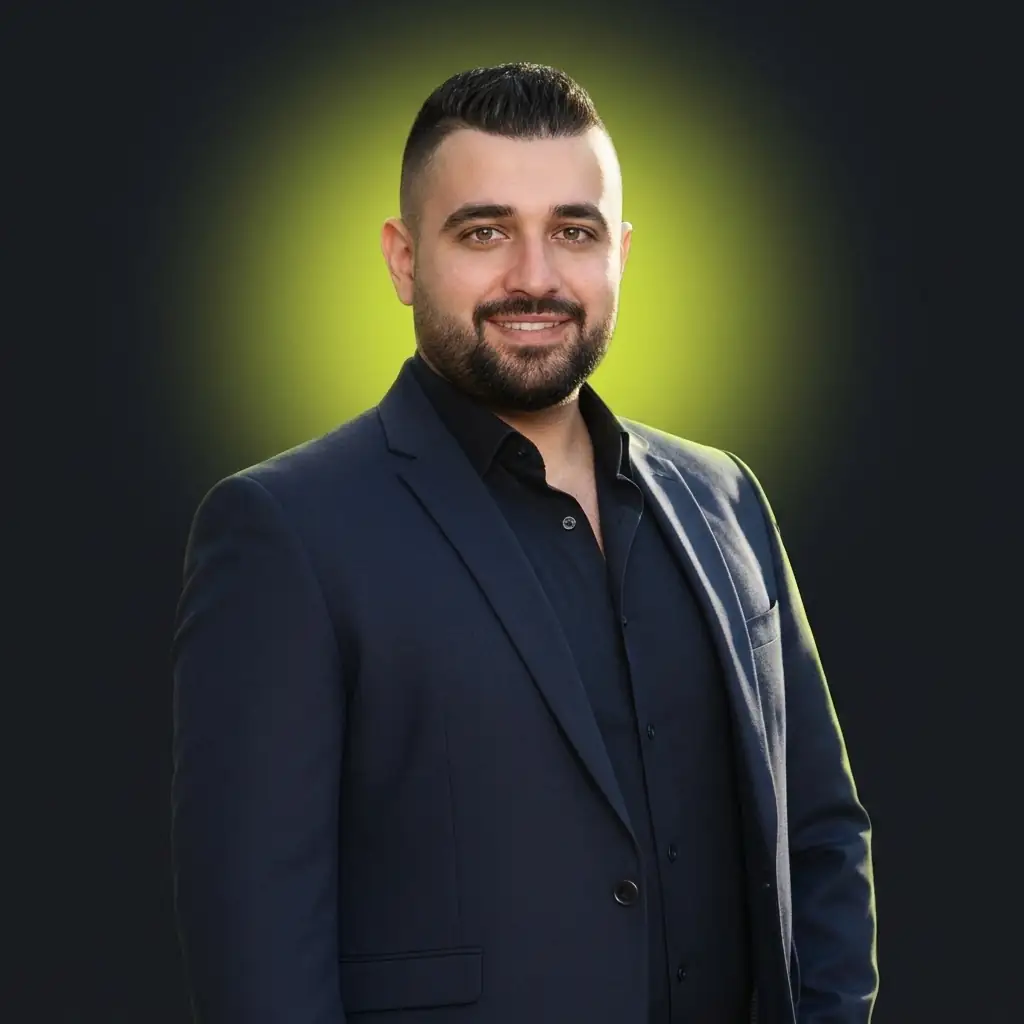 علي هيثم يوسف، مهندس برمجيات سوريّ، مصوّر تحت ضوء أستوديو شارتروز.